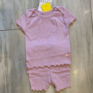 NWT RuffleButts Textured Soft Lilac Snuggly Pajamas Matching Set, infant 0-3M